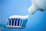 Blanquear dientes con pasta dental blanqueadora